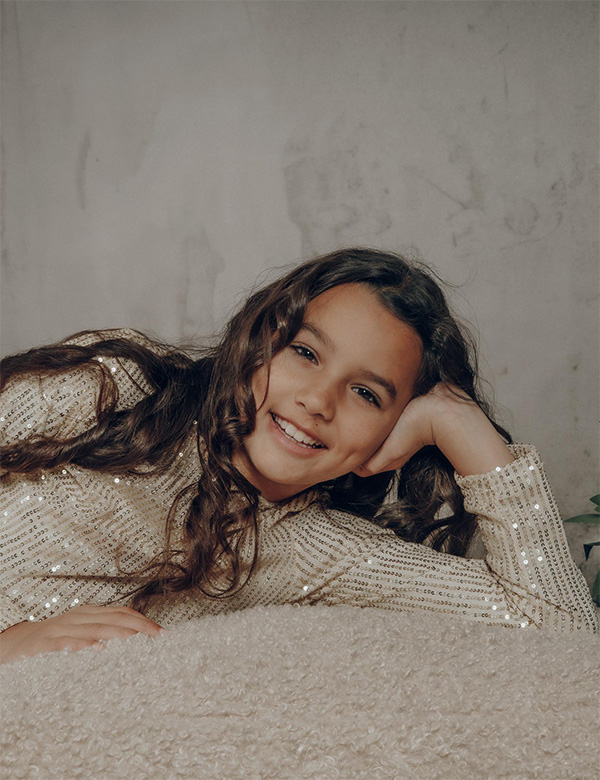 Kinderlijk model met bruin haar Elisa N.