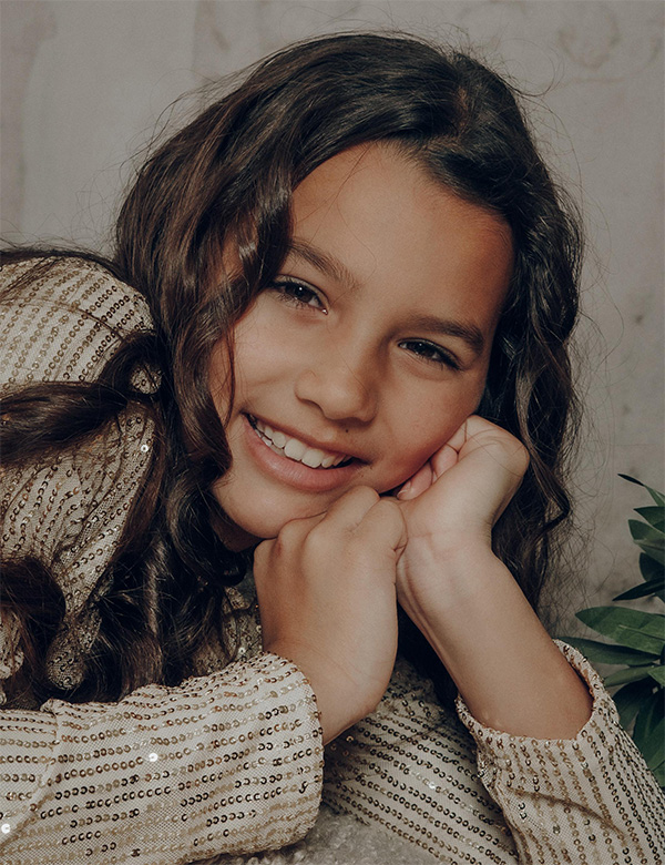 Kinderlijk model met bruin haar elisa n.