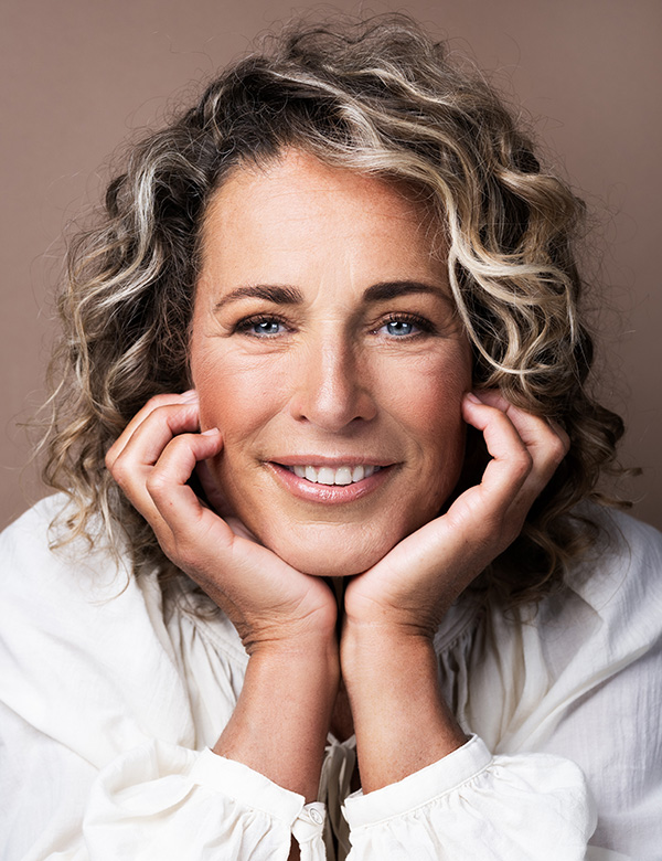 Vrouwelijk model met blonde krullen els z.