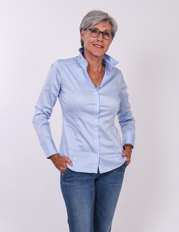 Vrouwelijk model met kort grijs haar Els