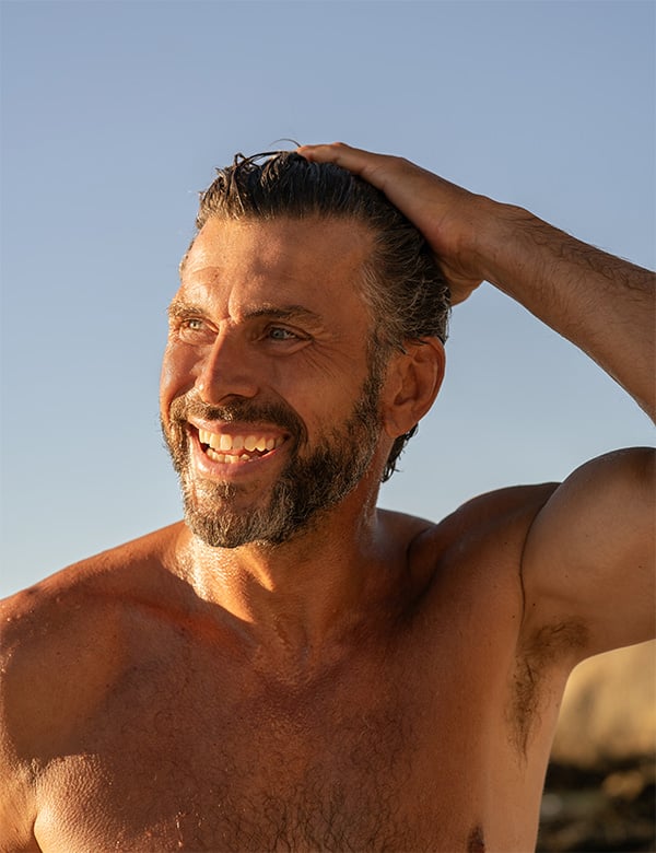 Mannelijk model met bruin-grijs haar Elton