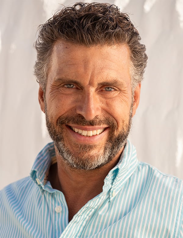 Mannelijk model met bruin-grijs haar elton