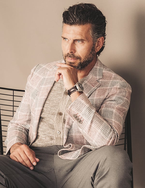 Mannelijk model met bruin/grijs haar Elton.