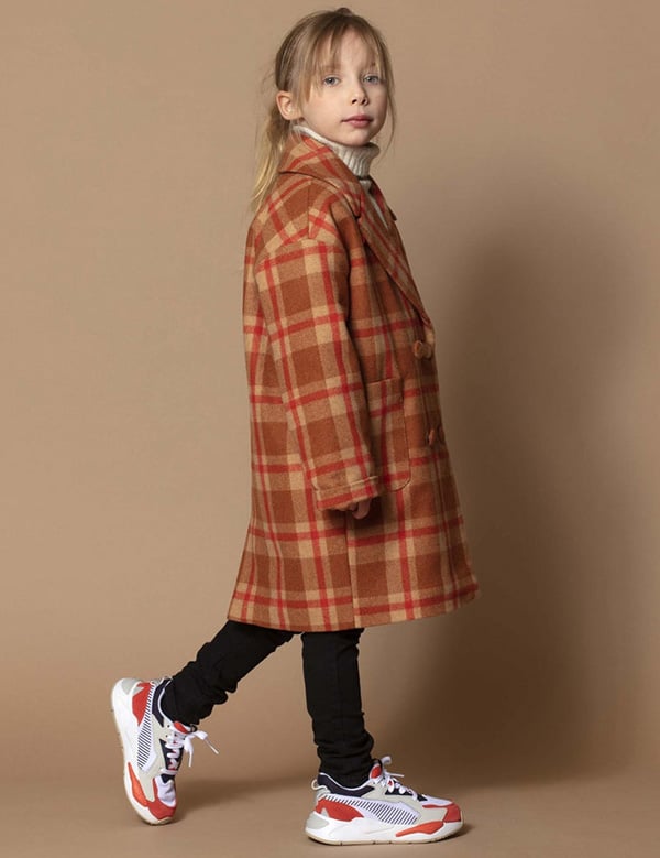 Kindermodel met blond haar Emily