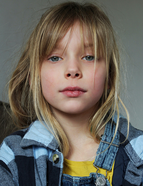 Kindermodel met blond haar Emily