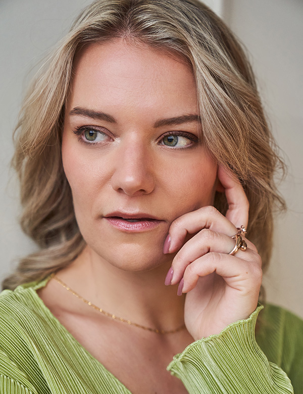 Vrouwelijk model met blond haar Emma B.