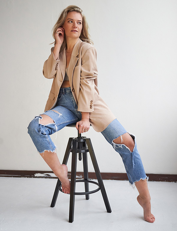 Vrouwelijk model met blond haar Emma B.
