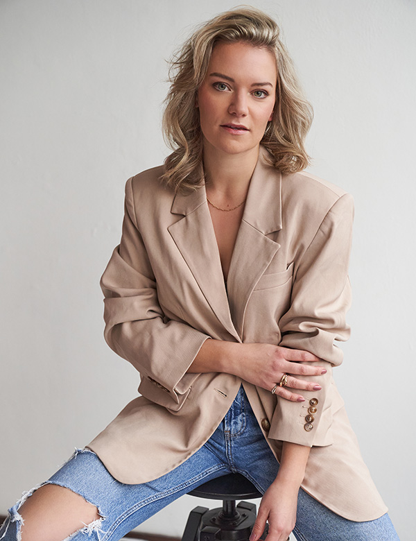 Vrouwelijk model met blond haar Emma B.