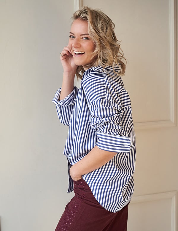 Vrouwelijk model met blond haar Emma B.
