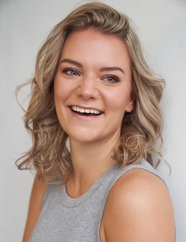Vrouwelijk model met blond haar Emma B.