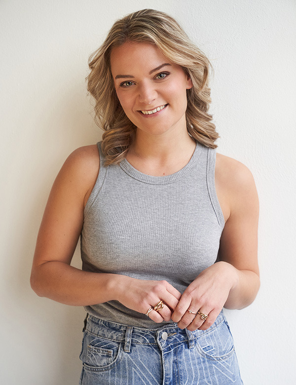 Vrouwelijk model met blond haar Emma B.