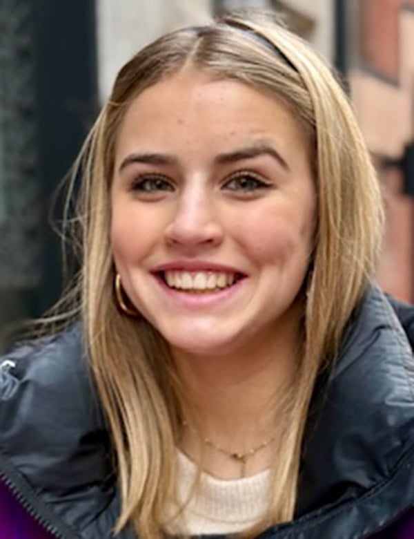 Kinderlijk model met blond haar en groen-grijze ogen emma bo.