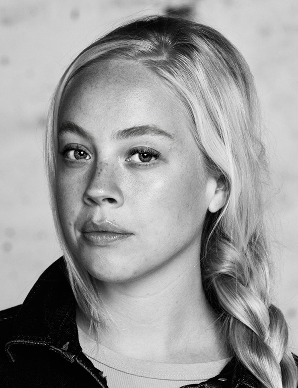 Vrouwelijk model met blond haar en blauwe ogen Emma K.