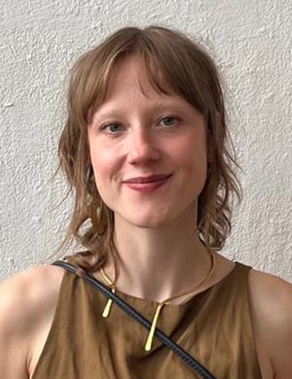 Vrouwelijk model met lichtbruin haar emma v.