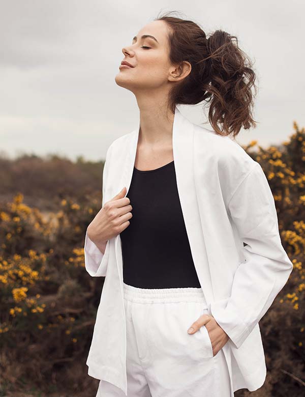 Vrouwelijk model met lang bruin haar Emma