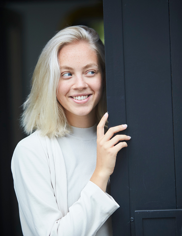 Vrouwelijk model met blond haar Emma