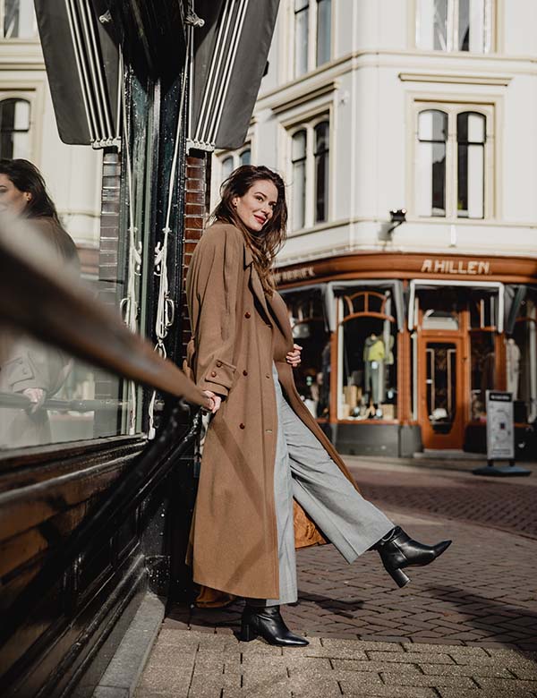 Vrouwelijk model met lang bruin haar Emma