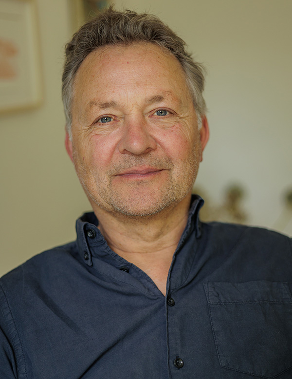 Mannelijk model met bruin/grijs haar Erik