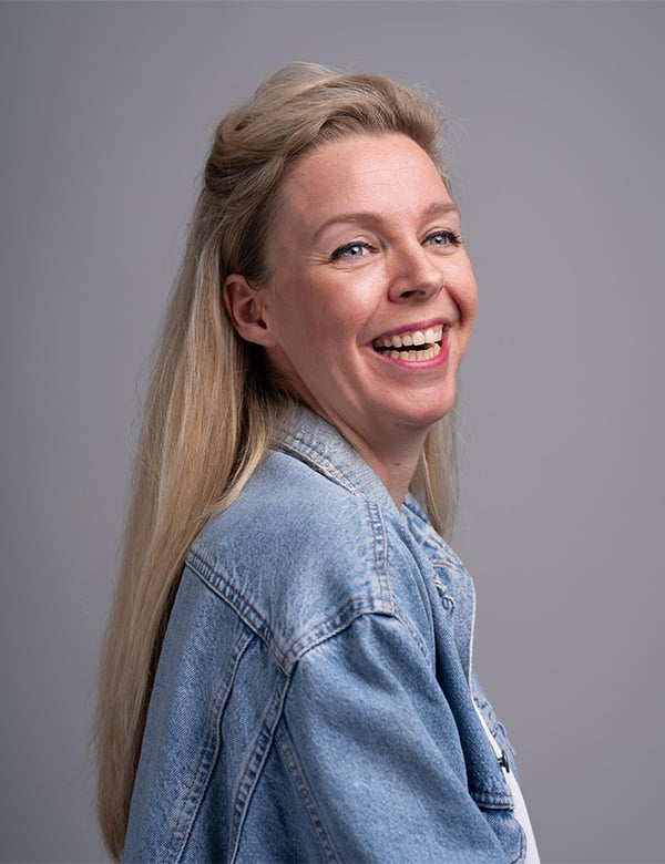 Vrouwelijk model met blond haar Erika H.