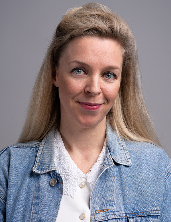 Vrouwelijk model blond haar Erika