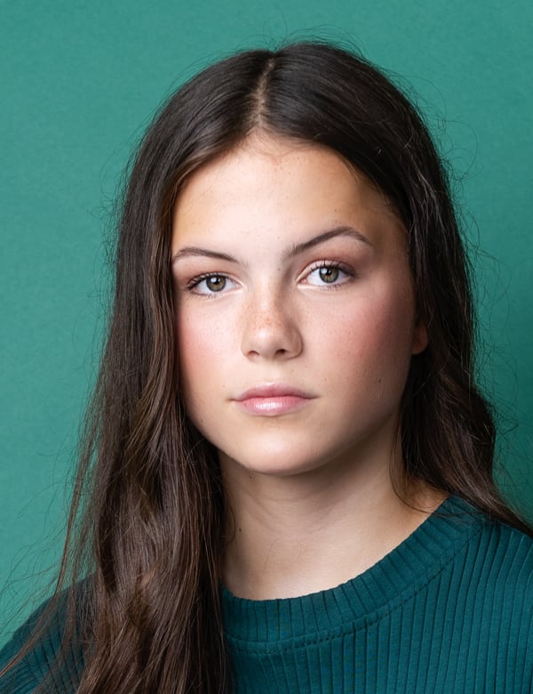 Tienermodel met bruin haar esmay p.