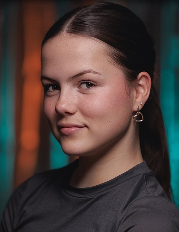 Tienermodel met bruin haar Esmay P.