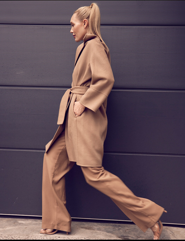 Vrouwelijk model met blond haar Ester Bo.