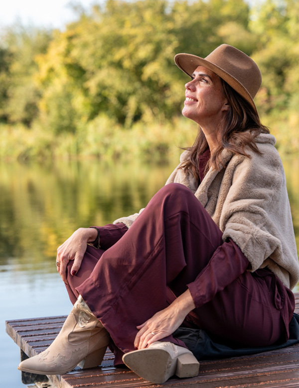 vrouwelijk model met bruin haar Esther