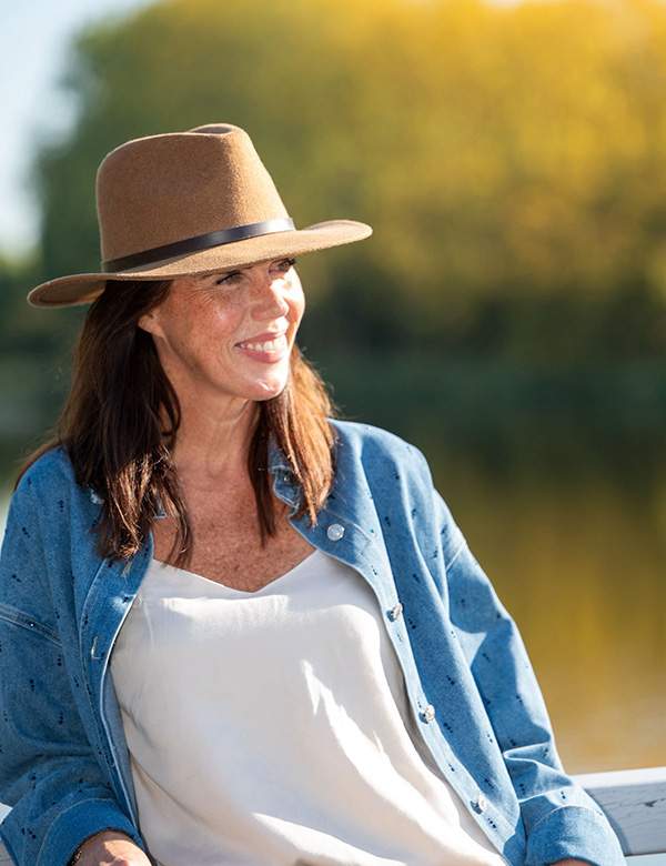vrouwelijk model met bruin haar Esther