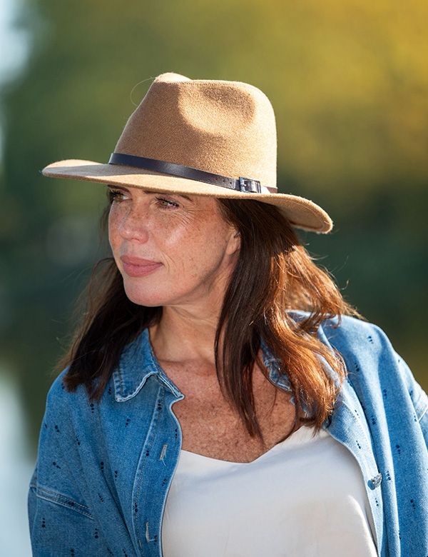 vrouwelijk model met bruin haar Esther