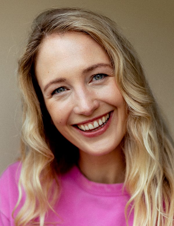 Model Vrouwelijk model met blond lang haar esther we.