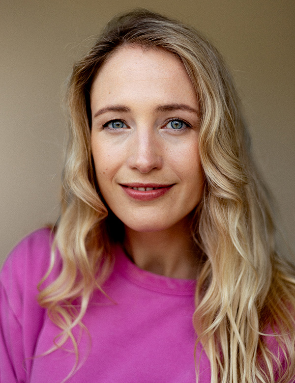 Vrouwelijk model met blond lang haar Esther WE.