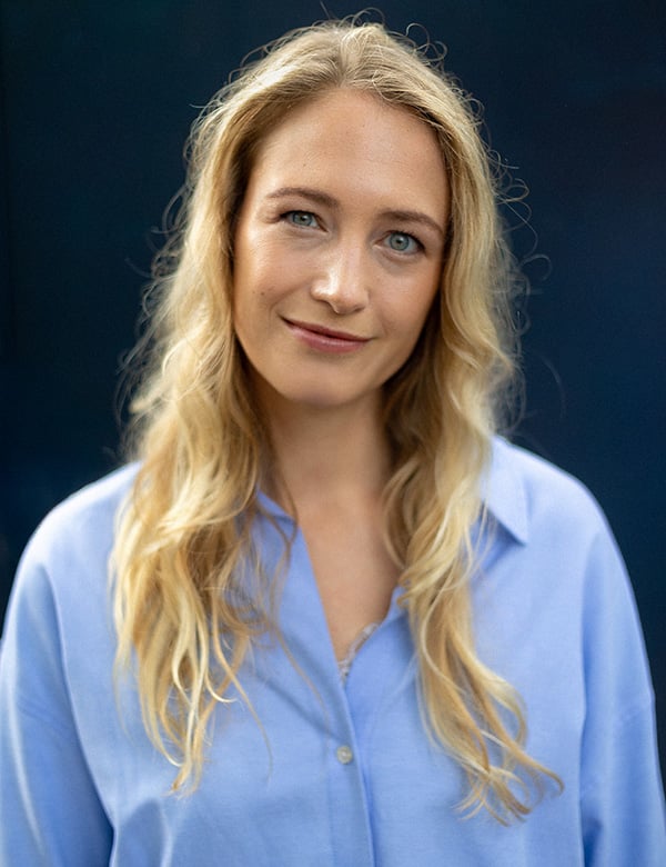 Vrouwelijk model met blond lang haar Esther WE.