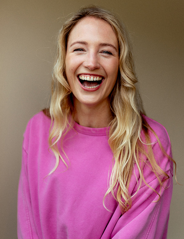 Vrouwelijk model met blond lang haar Esther WE.