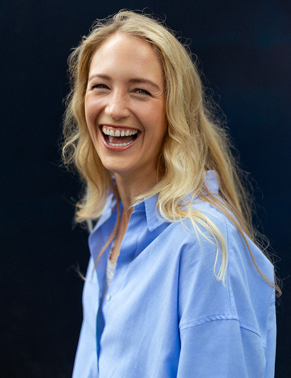 Vrouwelijk model met blond lang haar Esther WE.