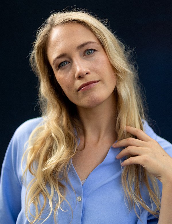 Vrouwelijk model met blond lang haar Esther WE.