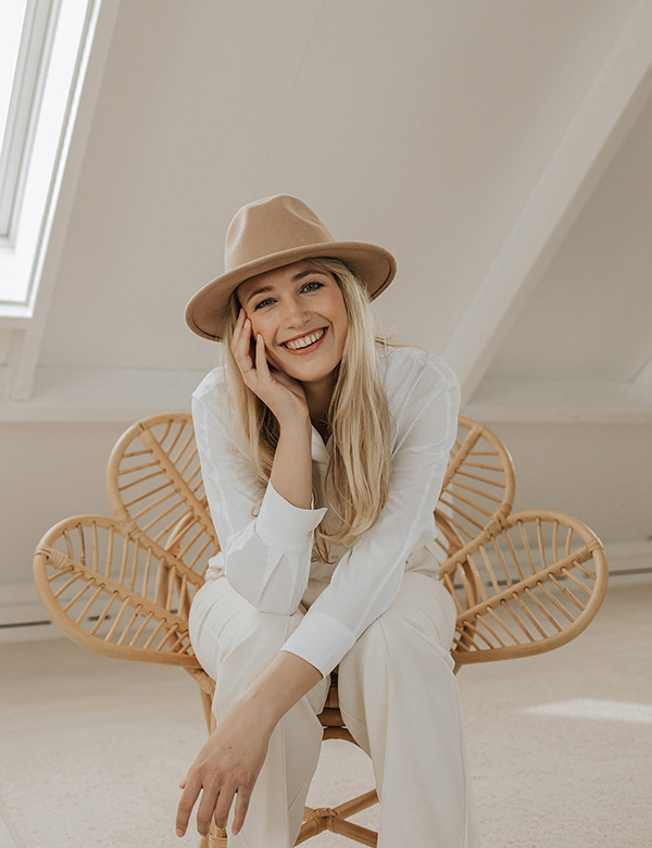 Vrouwelijk model met blond haar Esther