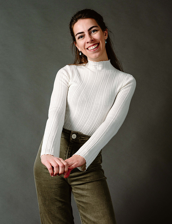 vrouwelijk model en actrice met donker haar Eva A.