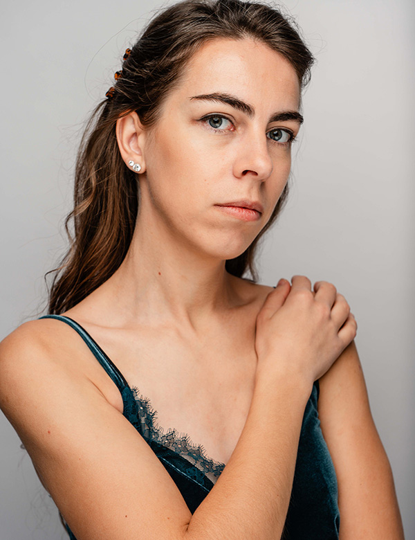 vrouwelijk model en actrice met donker haar Eva A.