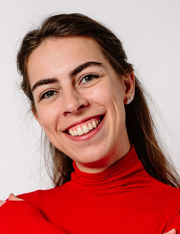 Vrouwelijk model en actrice met donker haar eva a.