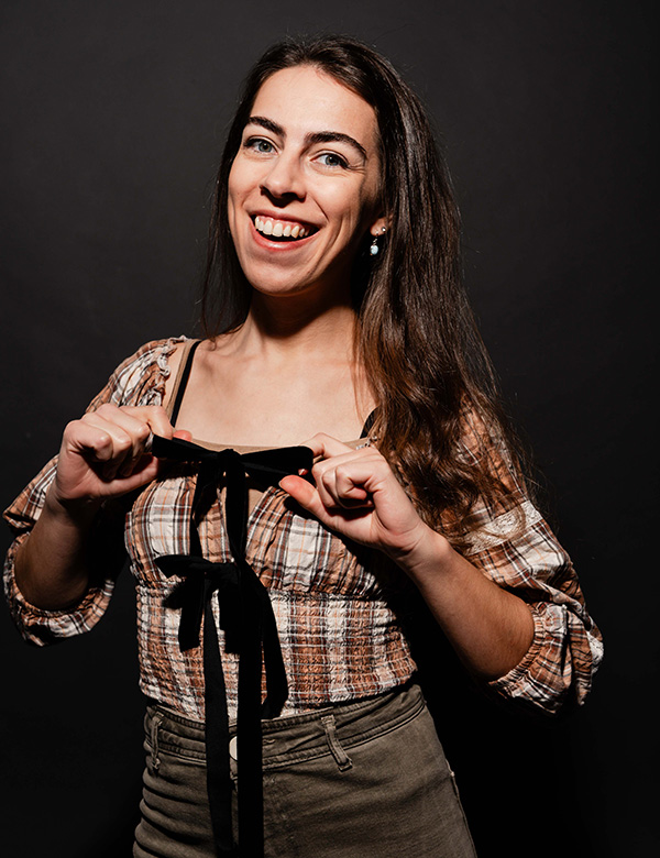 vrouwelijk model en actrice met donker haar Eva A.