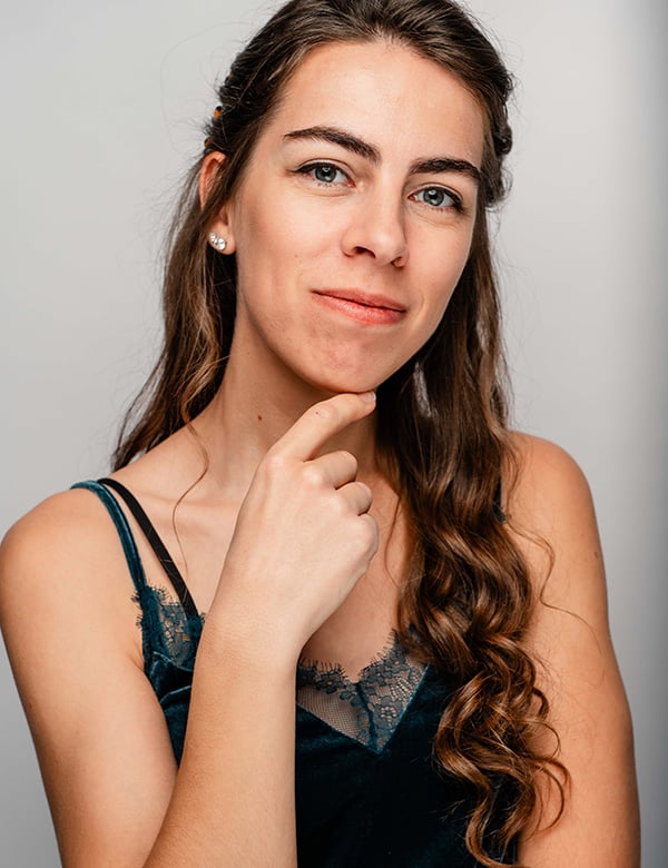 vrouwelijk model en actrice met donker haar Eva A.