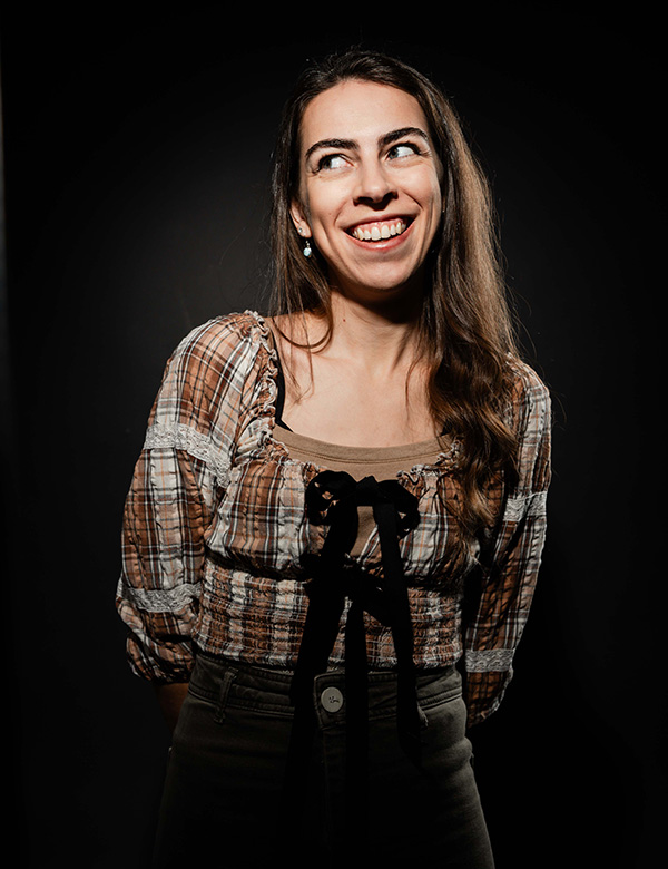 vrouwelijk model en actrice met donker haar Eva A.