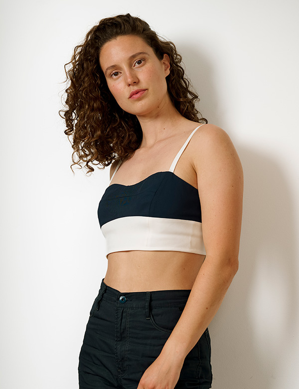 Vrouwelijk model met lang krullend haar Eva E.