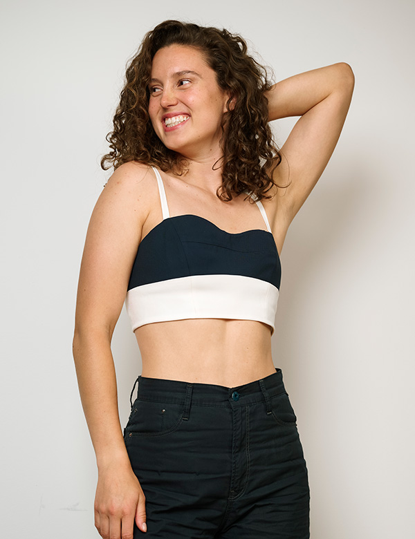 Vrouwelijk model met lang krullend haar Eva E.