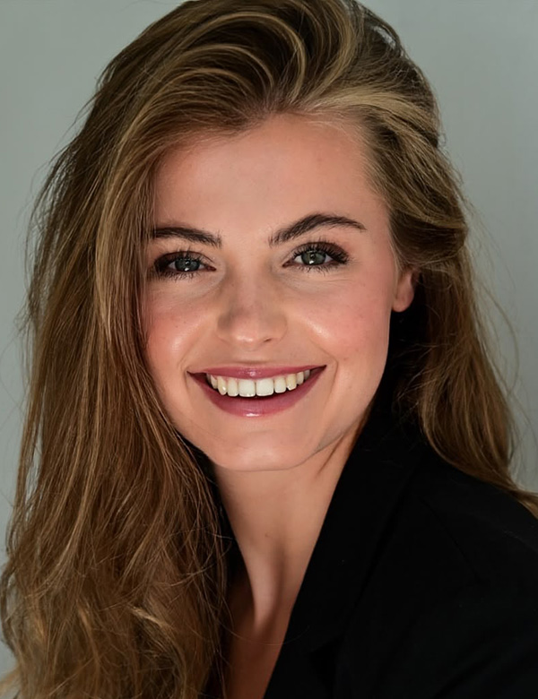 Vrouwelijk model met donkerblond haar eva h.