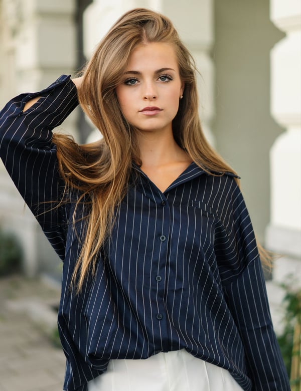 Vrouwelijk model met donkerblond haar Eva H.