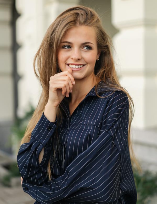 Vrouwelijk model met donkerblond haar Eva H.