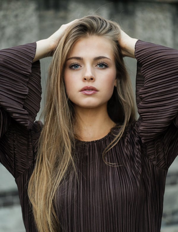 Vrouwelijk model met donkerblond haar Eva H.