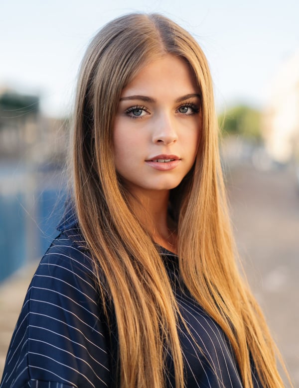 Vrouwelijk model met donkerblond haar Eva H.
